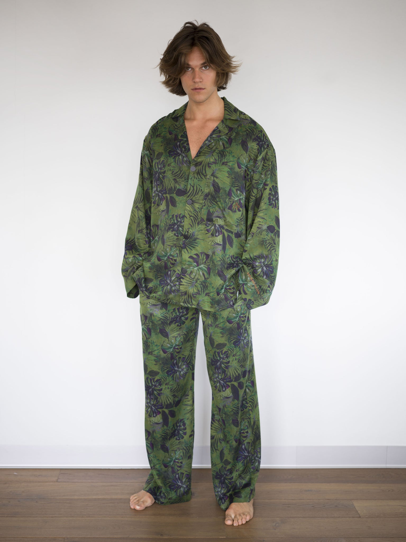 <transcy>KHAKI</transcy>