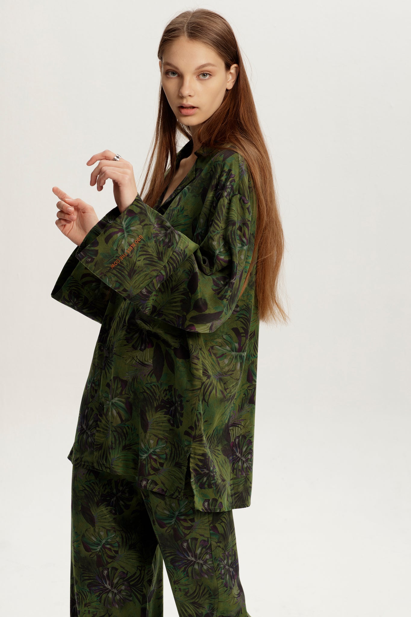 <transcy>KHAKI</transcy>