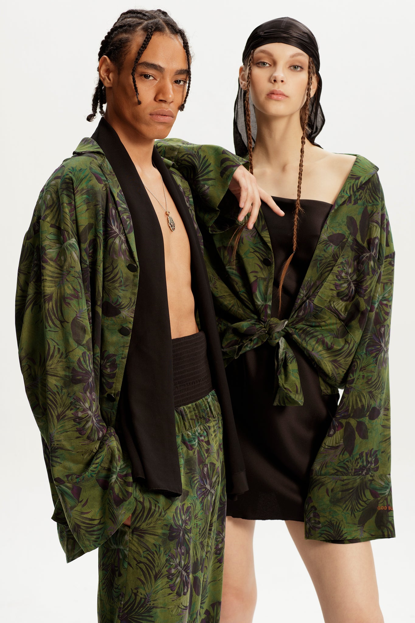<transcy>KHAKI</transcy>